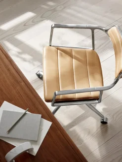 VIPP452 Swivel Chair m/sort stel & hjul, sort læder fra Vipp