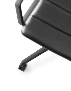 VIPP452 Swivel Chair m/sort stel & hjul, sort læder fra Vipp