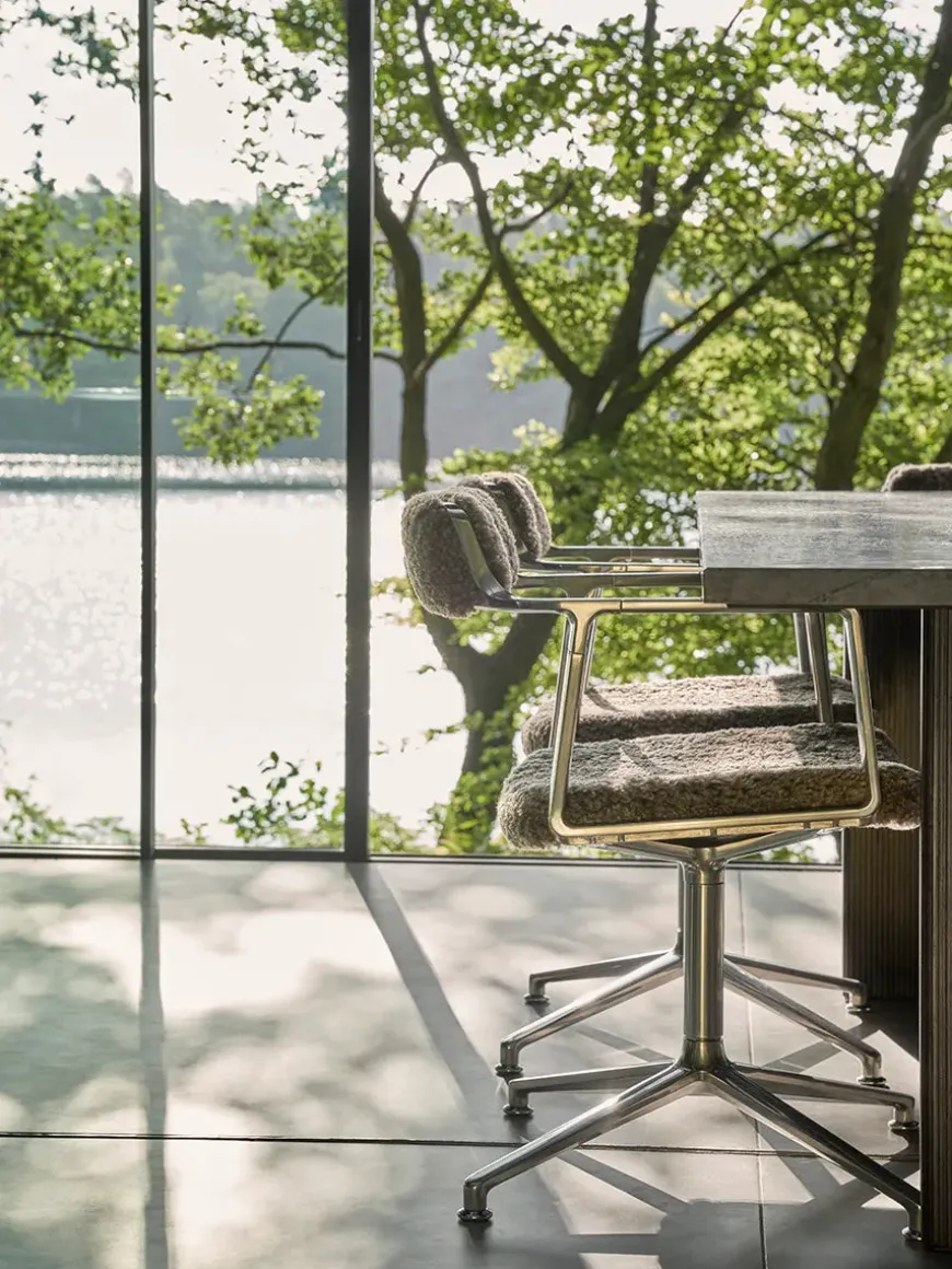 VIPP452 Swivel Chair m/sort stel, sort læder fra Vipp