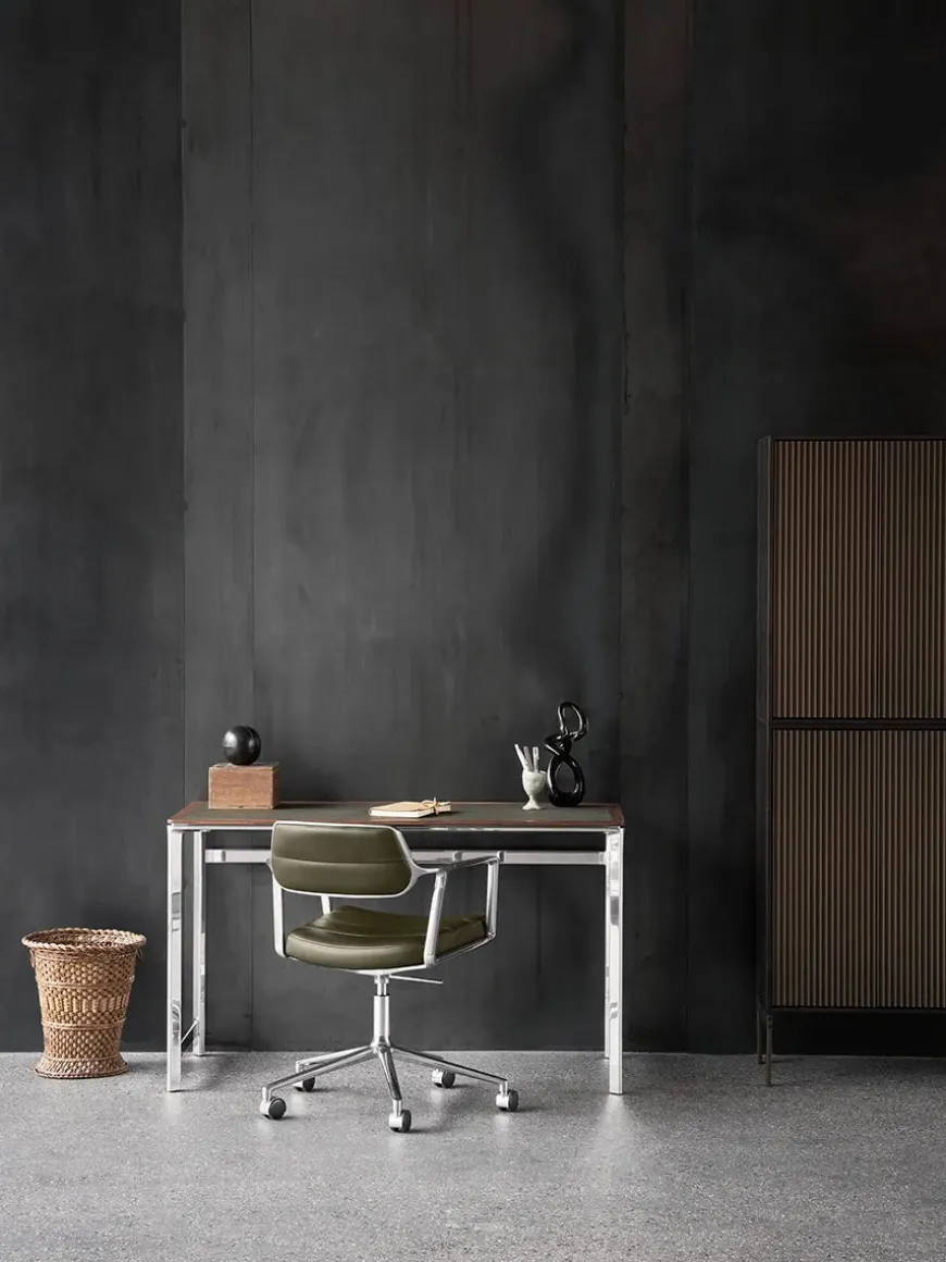 VIPP453 Swivel+ Chair, sort læder fra Vipp