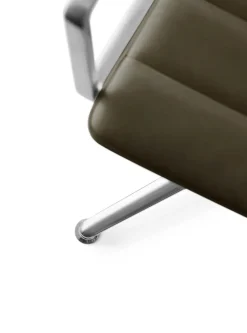 VIPP452 Swivel Chair, sort læder fra Vipp