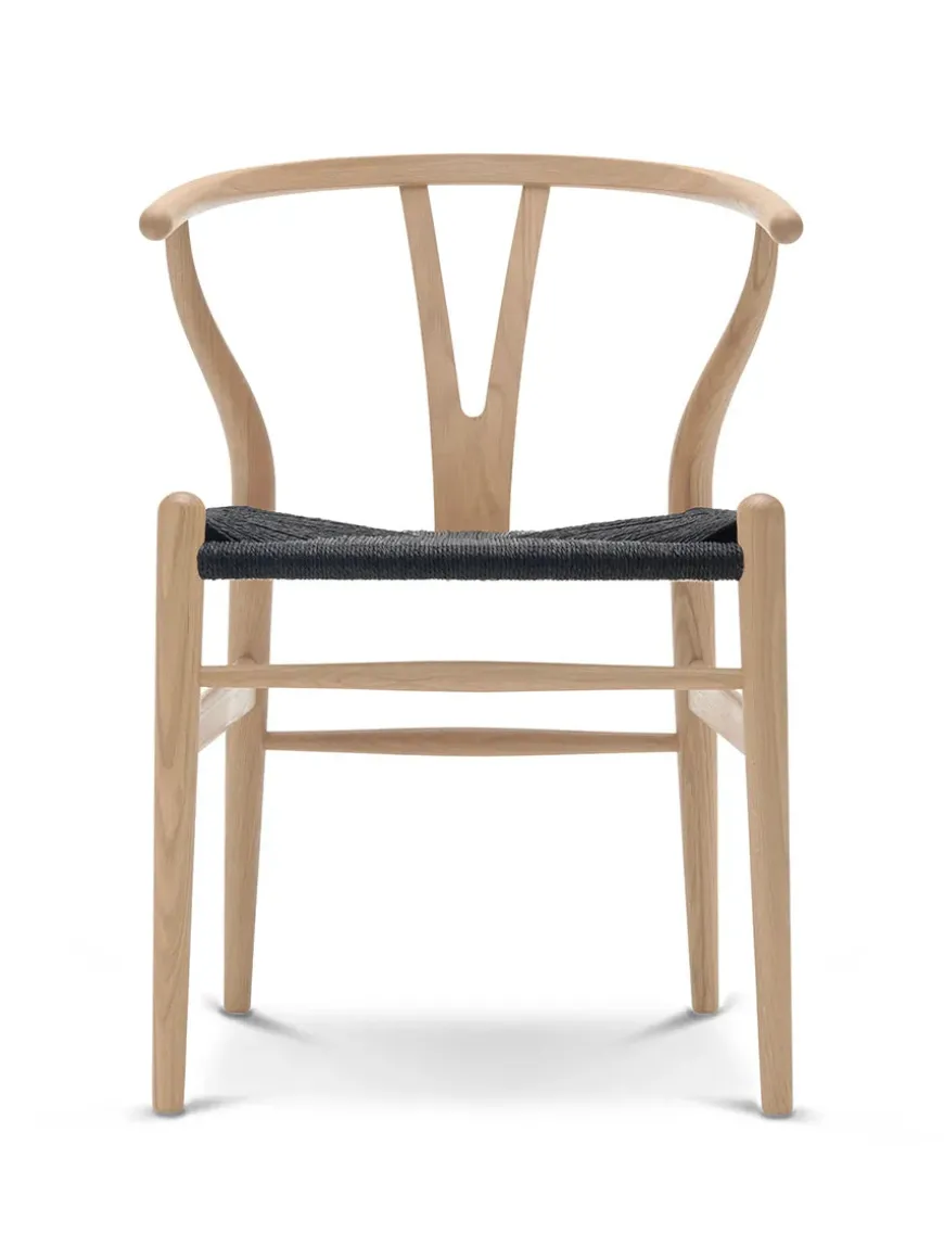Y-stol CH24, Eg sæbe med sort flet af Hans J. Wegner