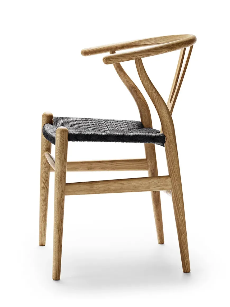 Y-stol CH24, Eg sæbe med sort flet af Hans J. Wegner