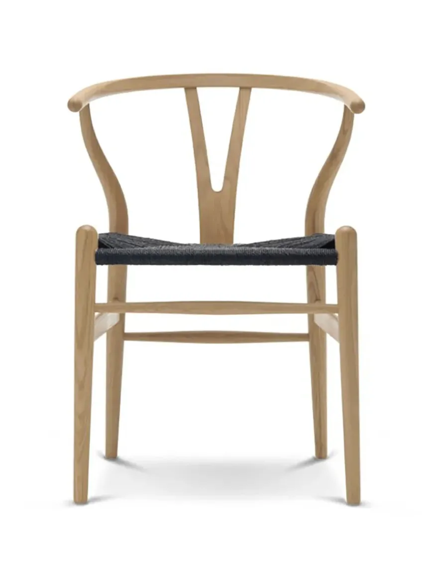 Y-stol CH24, Eg sæbe med sort flet af Hans J. Wegner
