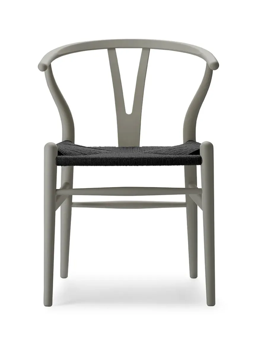 Y-stol CH24 Soft Pewter med sort flet af Hans J. Wegner