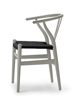 Y-stol CH24 Soft Pewter med sort flet af Hans J. Wegner